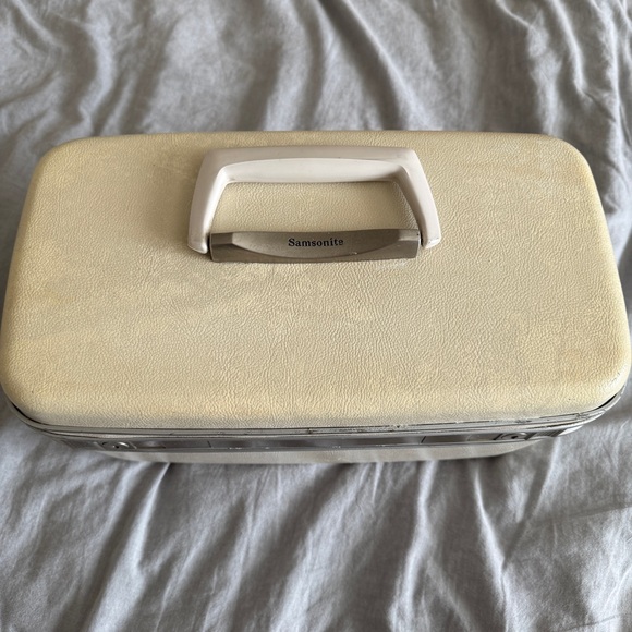 Vintage Samsonite Silhouette Train Case Cream Color w/Keys (8.5"H x 14.5"L x7"W) - Picture 6 of 15